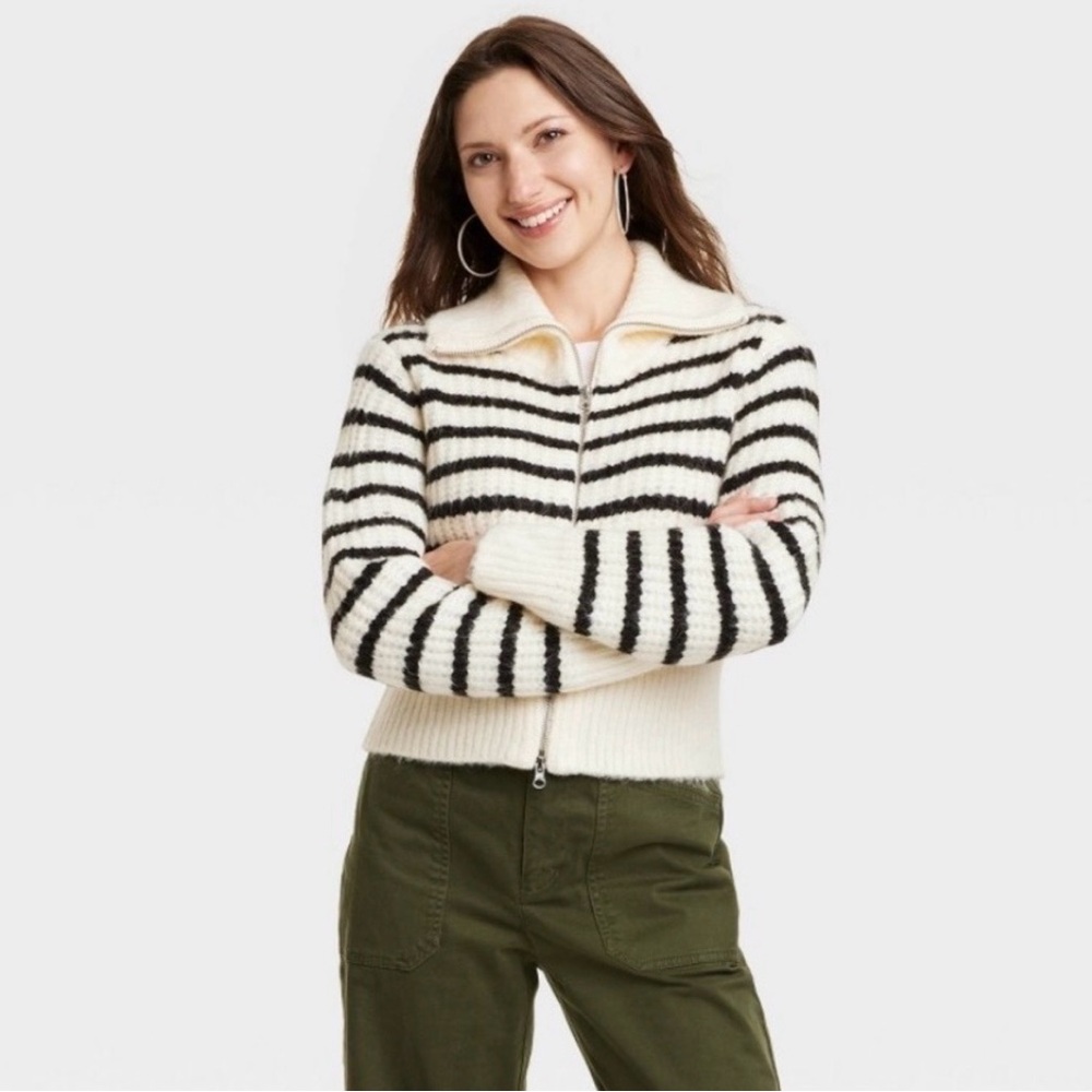 Universal Thread Black and Cream Striped Turtleneck Sweater